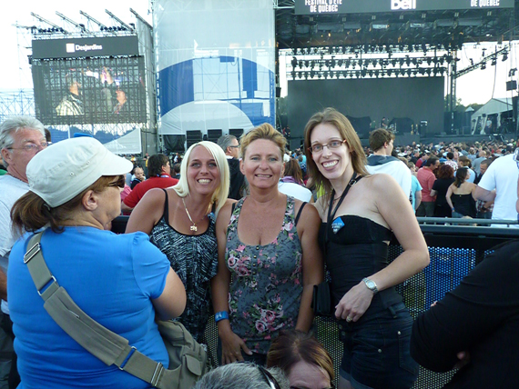 Sandra, Sonia et Marie-Hélène Cyr au spectacle de Bon Jovi au Festival d'été de Québec sur les plaines d'Abraham, Québec, Canada (9 juillet 2012)